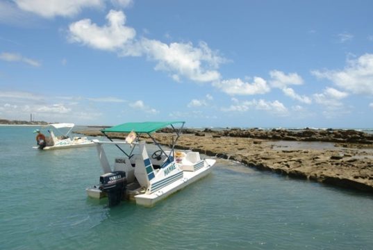 Passeio de lancha em Alagoas